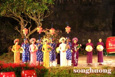 Lung linh tà áo tím trong đêm bế mạc Festival Nghề truyền thống Huế 2011 