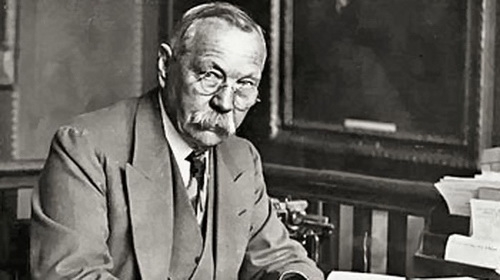 Xuất bản tiểu thuyết đầu tay của Conan Doyle