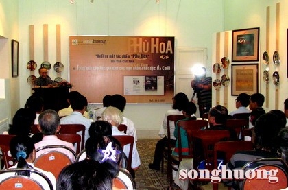 Tạp chí Sông Hương tổ chức buổi ra mắt tác phẩm “ Phù hoa” và tặng quà cho các nạn nhân da cam