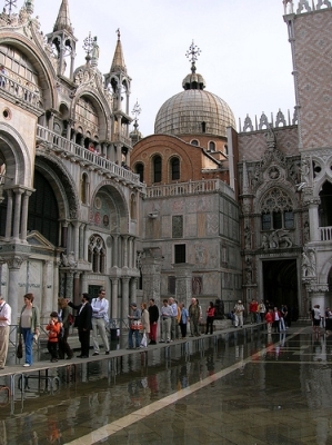 Thành Venice vật lộn chống 