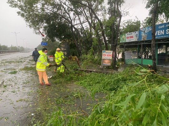 Lực luongj công an kịp thời hỗ trợ người dân sau bão